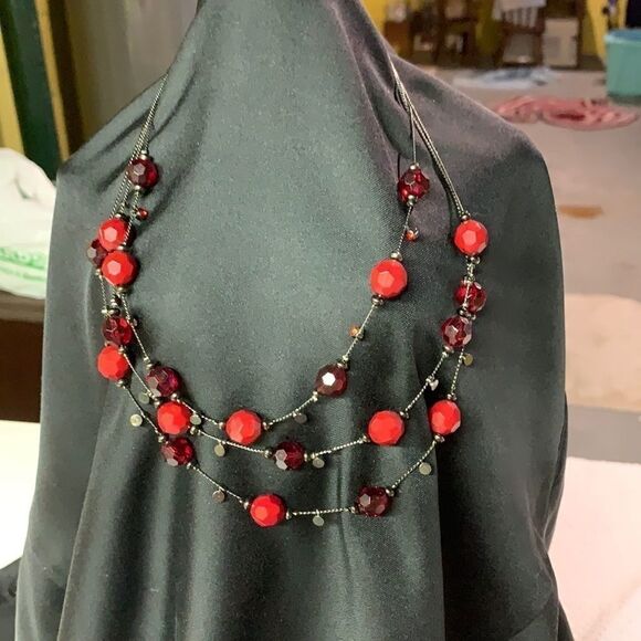 Black and red necklace - Picture 1 of 4
